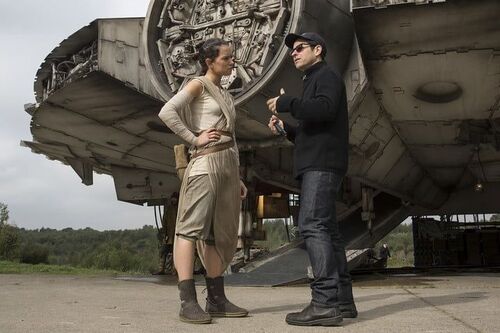 Star Wars : J. J. Abrams répond aux fans qui se sentent "menacés par les femmes"