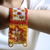 Bracelet ajustable tissé de perles de rocaille 30€