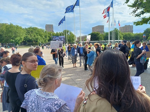 Une centaine de personnes proteste contre le bombardement de l'hôpital de Kyiv par les troupes de Poutine