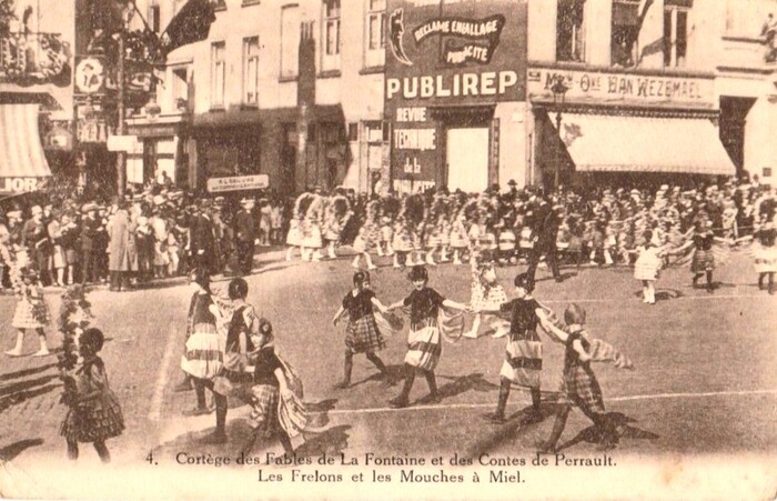 Les Frelons et les Mouches à miel. Cortège des Fables de la Fontaine et de Perrault, en janvier 1942.