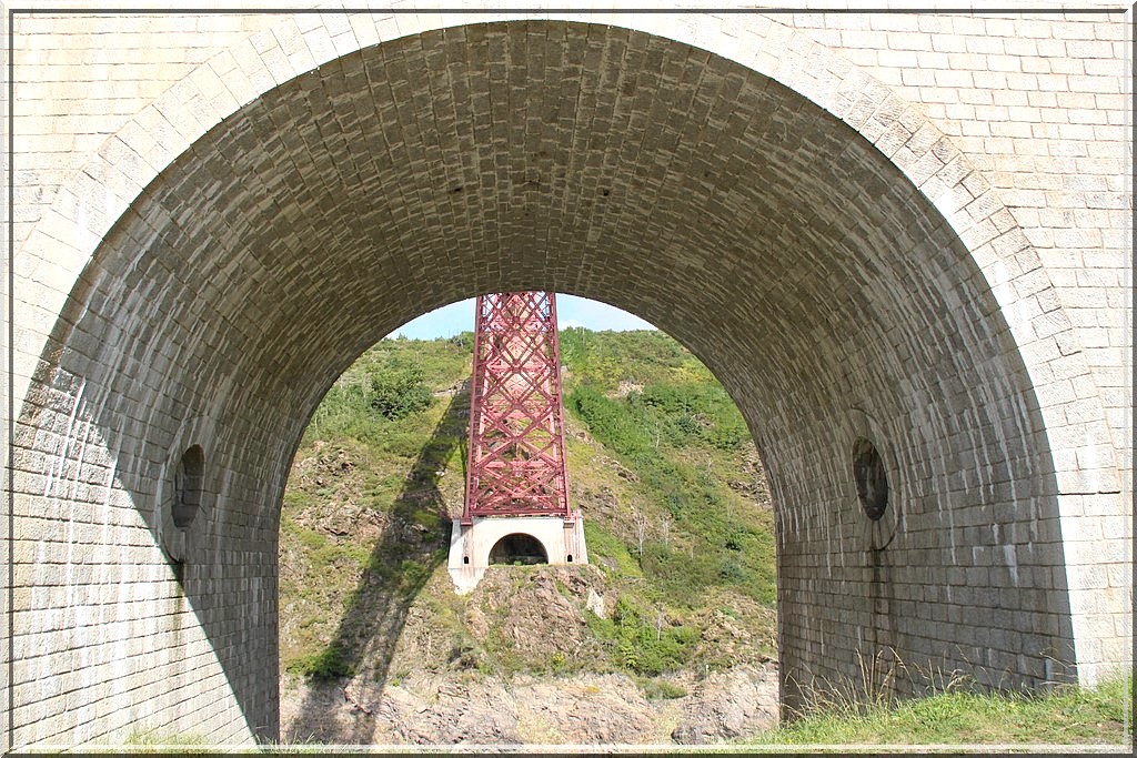 952 -  Le Viaduc de Garabit dans le Cantal (15)