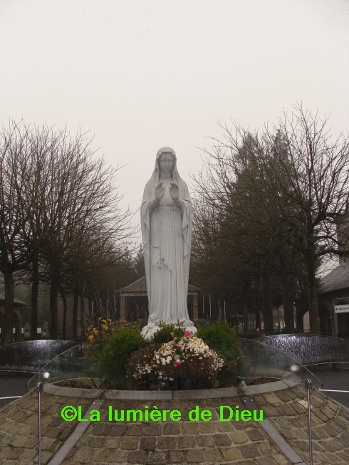 Banneux : l'esplanade, la Vierge qui bénit