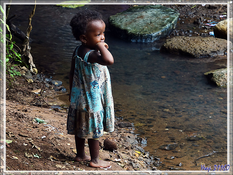 Pensive ... jusqu'à ce qu'elle m'aperçoive sur le pont d'Antanabe - Nosy Sakatia - Madagascar