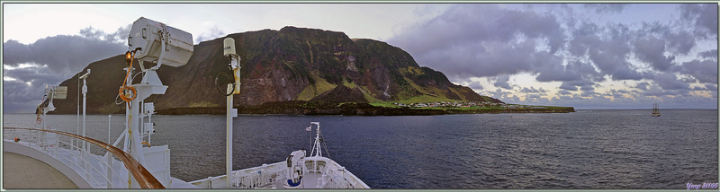 16 mars 2019 : au lever du jour, le Lyrial est ancré devant Edinburgh of the Seven Seas - Tristan da Cunha