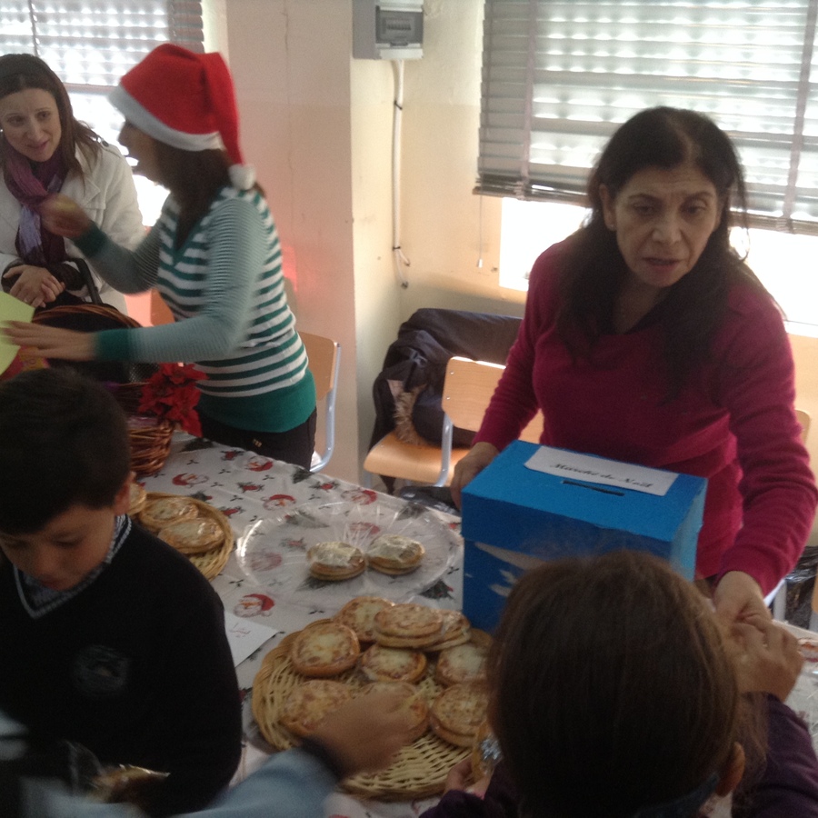 Marché de Noël : les enseignants du cycle primaire deviennent vendeur d’un jour.