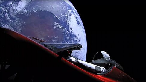 Le mannequin Starman à bord de la Tesla rouge emportée dans la charge utile du Falcon Heavy