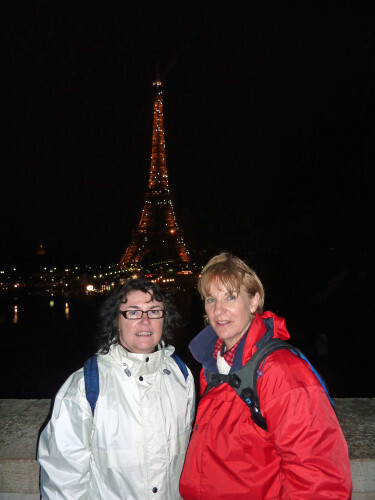 Catherine et moi devant la tour Eiffel