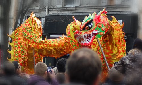 Bref, il y a un dragon qui vole dans le salon