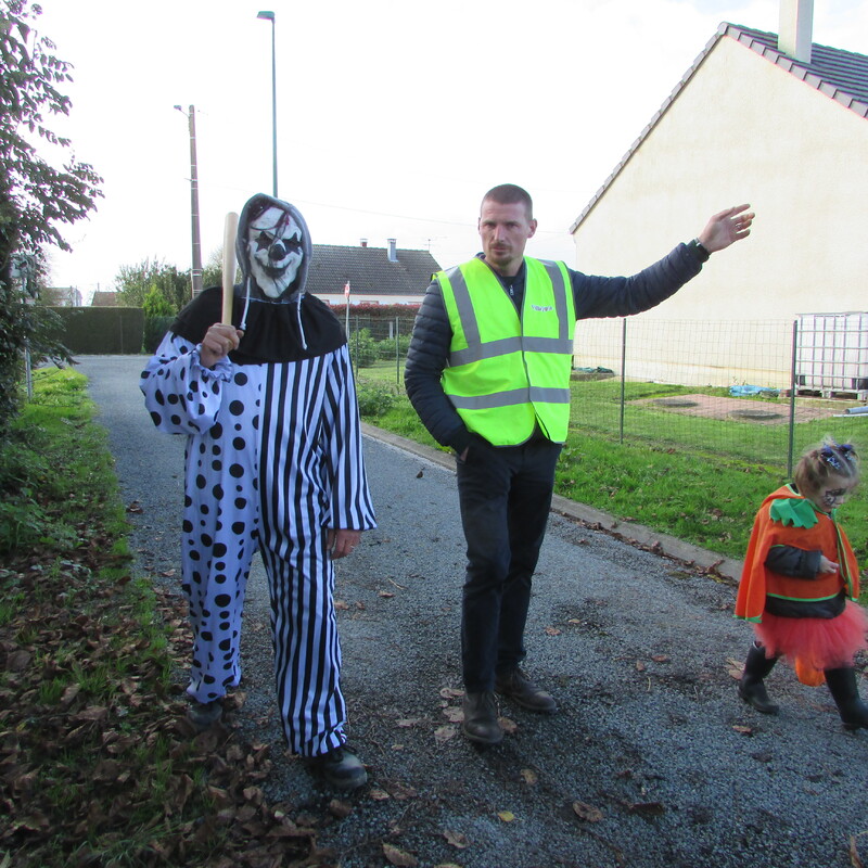    -défiler d Halloween dans le village avec notre association Villa-joie