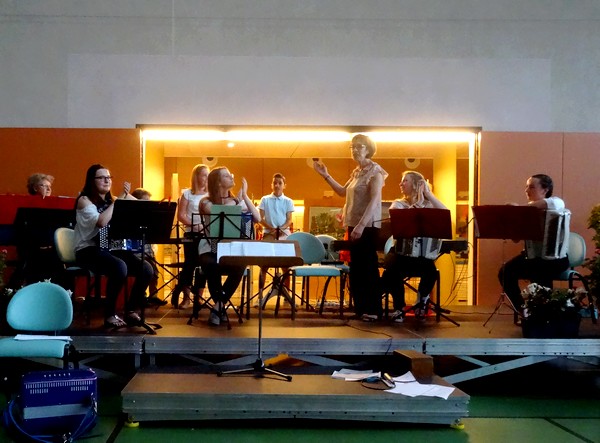 Franc-Accordéon a donné un concert  "Musique en Peinture" lors du Salon des peintres des Amis du Châtillonnais