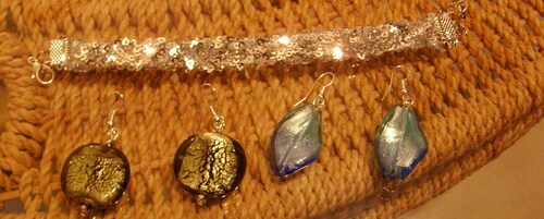 Bracelet à paillettes argentées et boucles d'oreilles en verre de Murano
