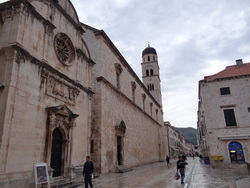 L'église du St-Sauveur, l'église des Franciscains et la Placa, principale artère de la ville