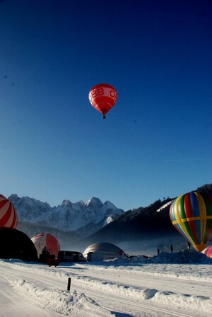 season balloons skiing skieurs winter snow 