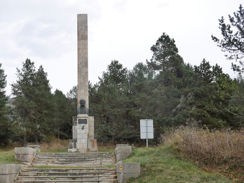 Le monument en l'honneur de Joachim Estrade, l'ingénieur qui a crée les intallations électriques de la vallée de l'Aude au début du XX ème siècle.
