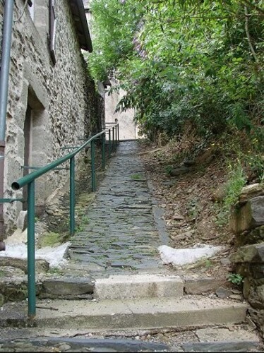 Donzenac-passage-dans-le-bourg.jpg