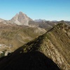 Descente de la crête de Peyrelue face au pic du Midi d'Ossau