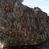 Au sommet de la Punta Ferraturas, pierre peinte: "SOMMET ENTRE L'OURADE SOQUES 2642 M"