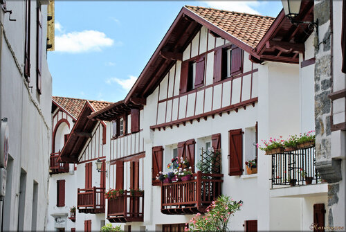 Photo de maisons du village d'Espelette et du piment