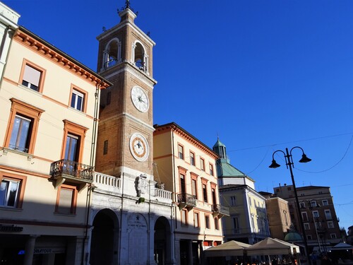 Autour de la Place des Trois Martyrs à Rimini en Italie (photos)