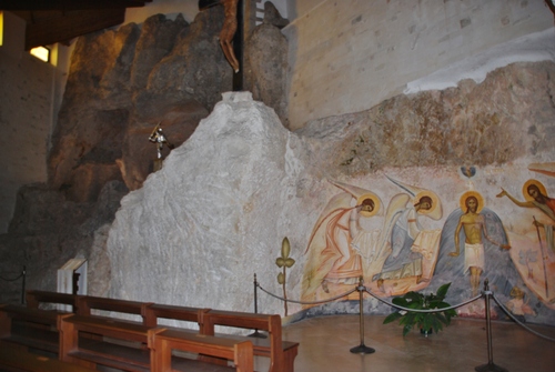 Monte Zan Anzelo et son égise souterraine, en Italie (photos)