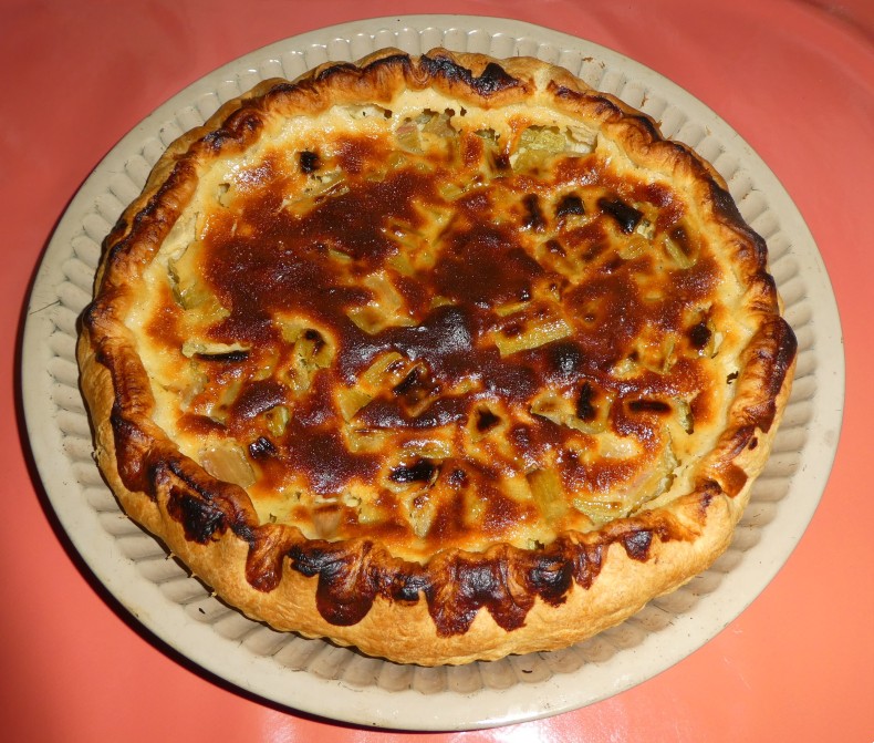 MA  TARTE  FAITE  AVEC  LA  RHUBARBE  DE  MON  JARDIN