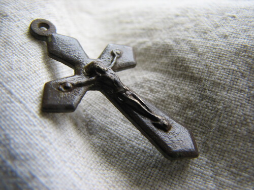 joli petit crucifix en bronze