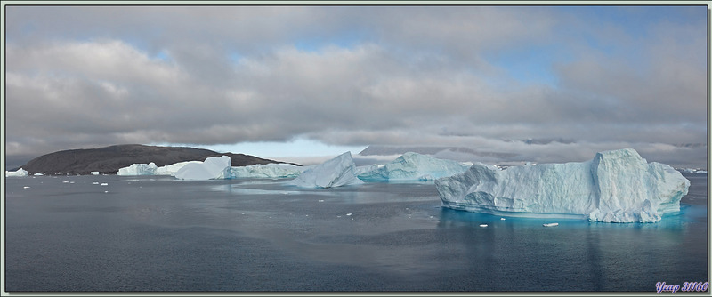 8 août 2019 : l'Austral est arrivé à Karrat Fjord, dans un superbe paysage encore brumeux et entourés d'icebergs - Groenland