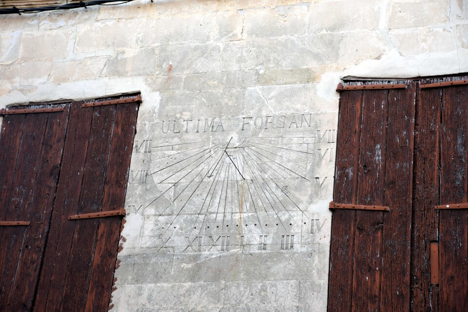 Lubéron - Ménerbes - Cadran solaire sur le clocher de l'église St Luc - Peut-être la dernière