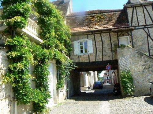 Passage de la place sur les rues arrières de Bretenoux