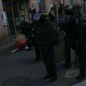 VIDEO - Un couple de passants matraqué par des CRS lors de la manif des Gilets jaunes à Toulouse