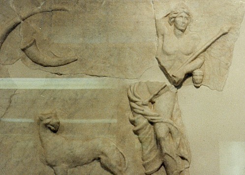 Frise du théâtre de Fiesole représentant Bacchus et une