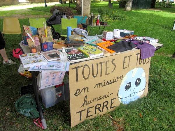 L'association "Terre Seine" a organisé un marché-bio dans le jardin de la Mairie de Châtillon sur Seine