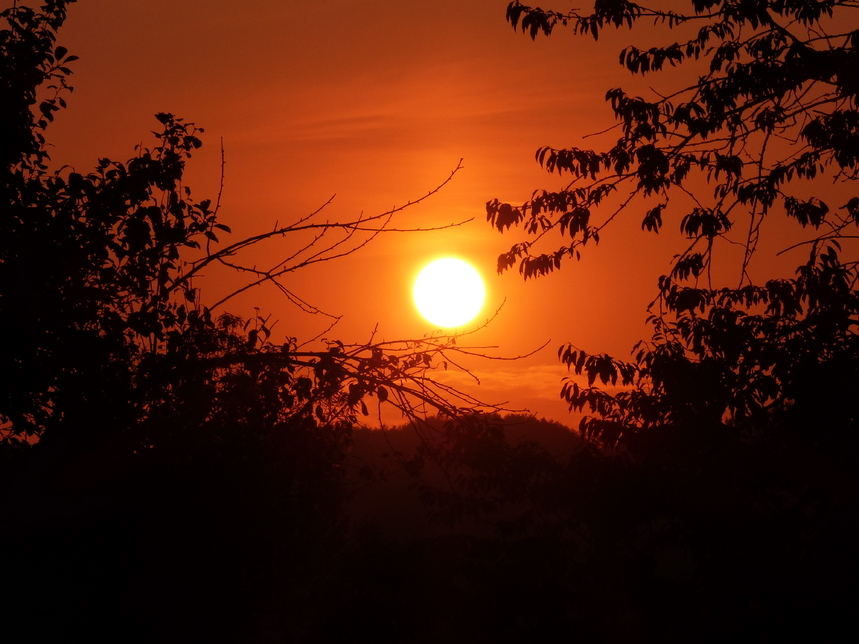 Le soleil illumine la vallée