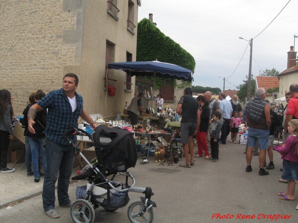 Le vide-greniers d'Ampilly le Sec  vu par René Drappier...