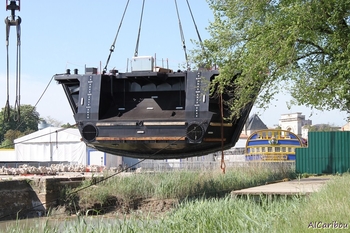 La pose du bateau-porte de la forme Louis XV