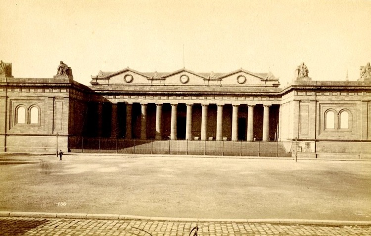 Le Palais de Justice de Bordeaux, l’ancienne capitale de la Gaule romaine (photographie tirée sur papier albuminé. XIXème siècle).