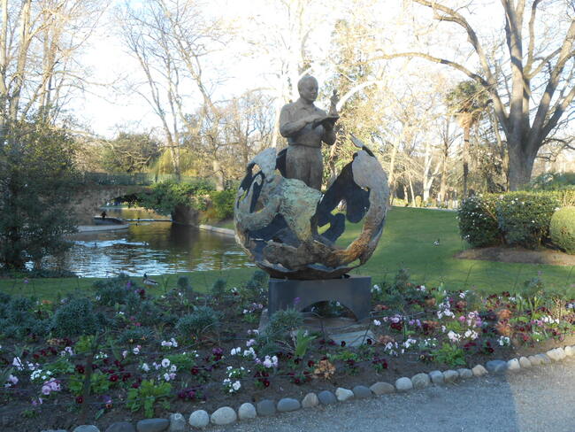 Chez Mildéfis: n°254 statue dans un jardin