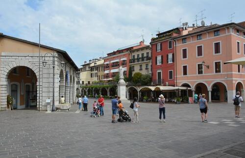 La piazza Giuseppe Malvezzi à Desenzano del Garda