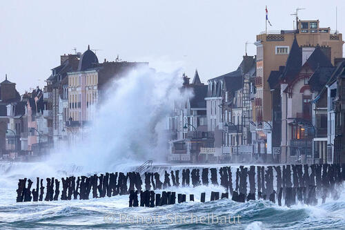 TEMPÊTE FILMÉE EN DRONE À SAINT MALO EN BRETAGNE (Documentaires)