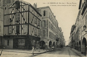 LA ROCHELLE - RUE DU PALAIS A GAUCHE VIEILLE MAISON DU XV SIECLE - VASSELIEN 2583-1913