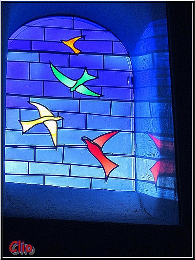 4 - Les vitraux de Jean-Michel Folon dans l'église de Waha - Les oiseaux .