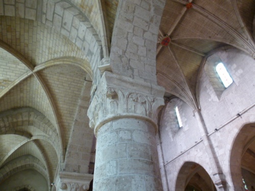 INTERIEUR DE NOTRE-DAME de BEAUGENCY, Vitraux, Chapiteaux, Statuaire ....