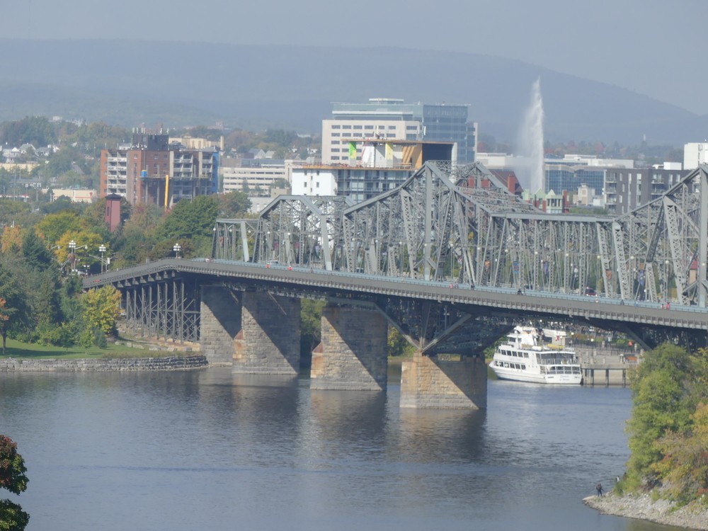 Le pont Alexandra à Ottawa...