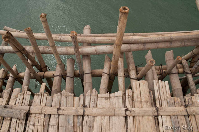 pont  bambou de Kampong Cham : La structure en bambou sur fond de Mékong