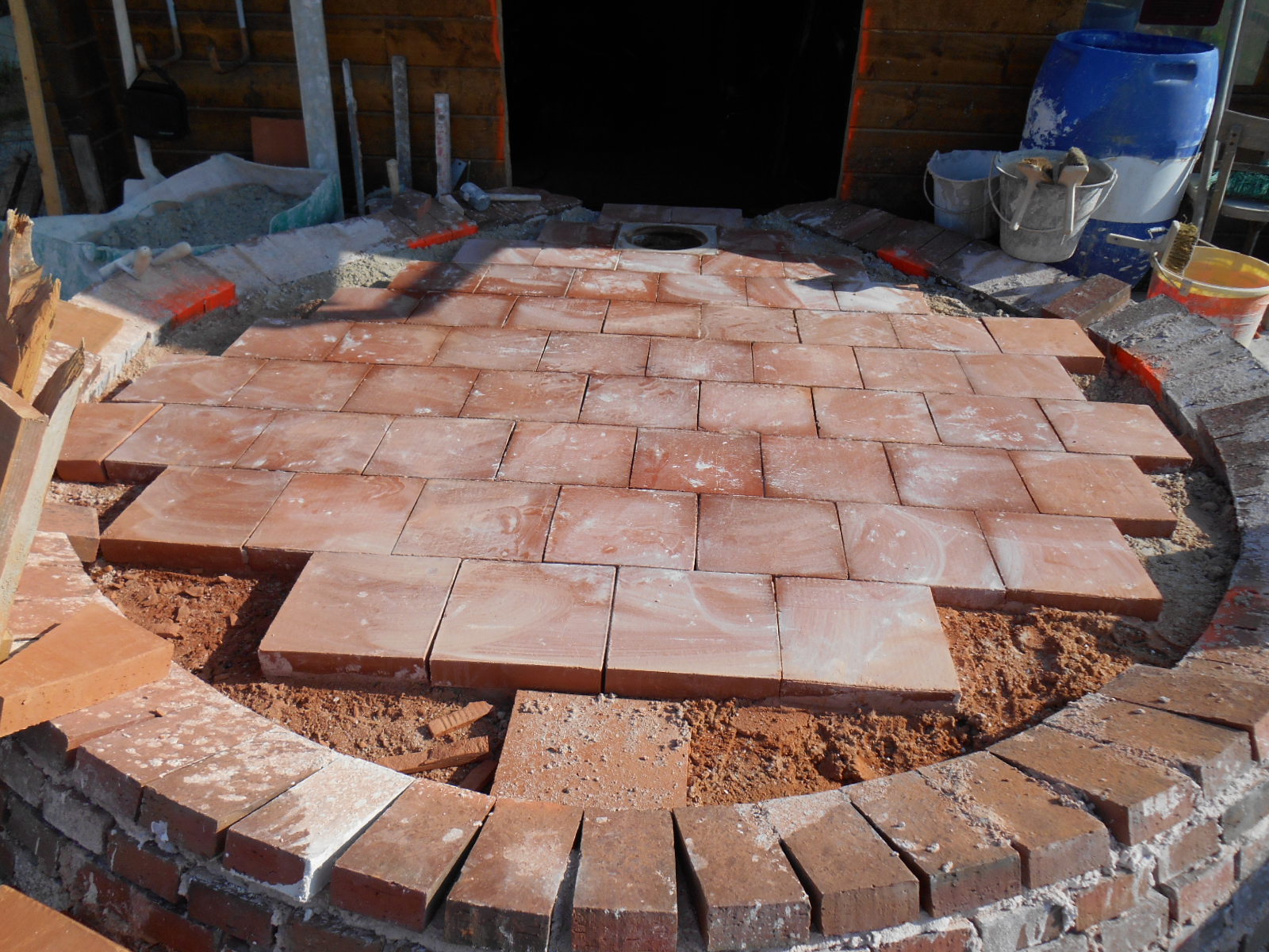 La construction du four à bois les pains fleuris