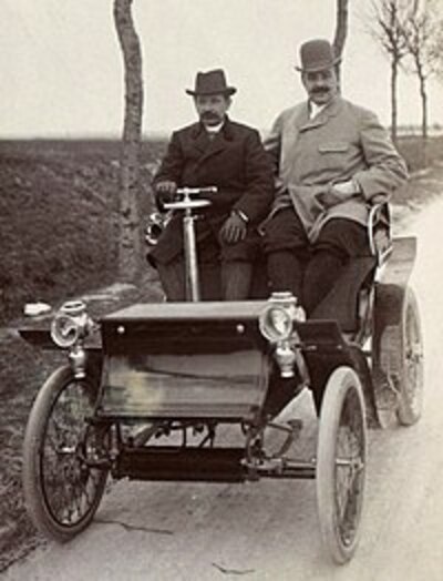 Vue, exposition d'une voiture de Dion-Bouton 1910 