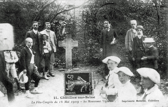 Jean Millot, Président d'Images en Châtillonnais,  a présenté et commenté  plus d'une centaine de cartes postales du Châtillonnais.
