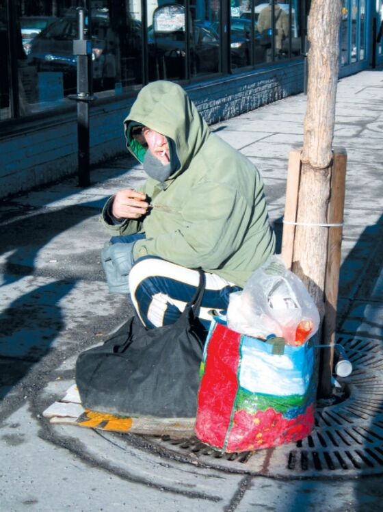 Vieillir dans la rue - De plus en plus de gens qui ont perdu leur emploi en  fin de vie active se retrouvent sans-abri ou très pauvres | Le Devoir
