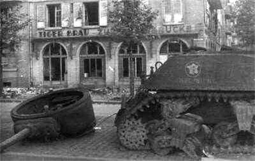 * Commémoration à Strasbourg avec dépôt de gerbes devant le char Zimmer et la plaque du Père Houchet