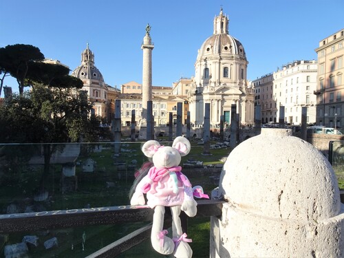 Il y a beaucoup de vieilles pierres à Rome!